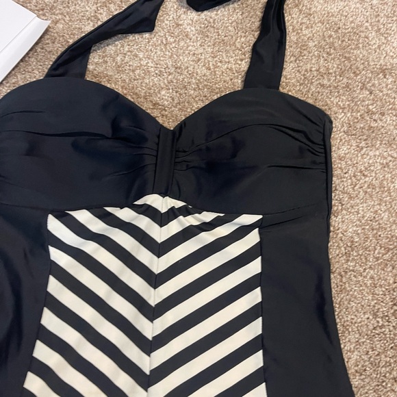 Cupshe Black One-Piece Swimsuit with Chevron Stripe Panel large Barbie - Picture 4 of 10